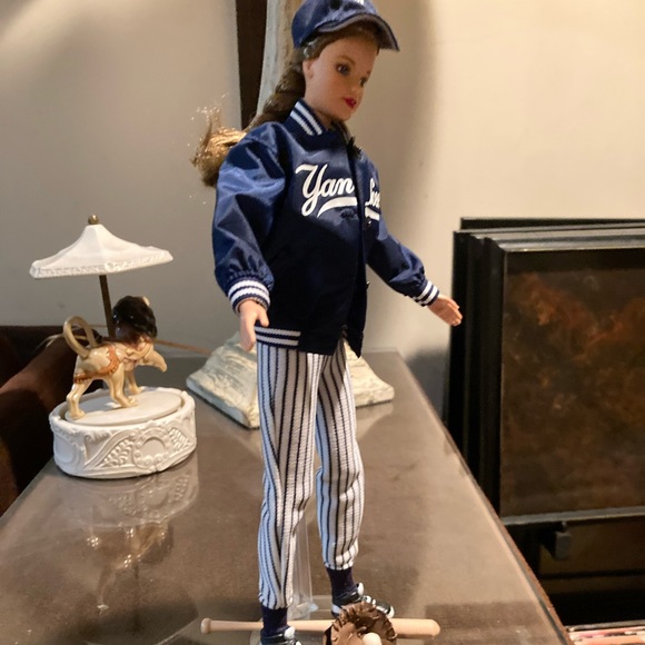 New York Yankee Barbie doll Mattel - Picture 6 of 6